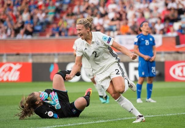 Bilder des Tages - SPORT Jubel nach dem Tor zum 1-0: Torschuetzin Josephine Henning (GER) bejubelt ihren Treffer. Torhueterin Laura Giuliani (ITA) liegt am Boden. Vorrunde: England - Schottland in Tilburg am 21.07.2017. UEFA Fussball Frauen Europameisterschaft 2017 in den Niederlanden,
