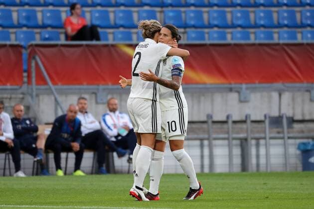 v.li.: Torschützin Josephine Henning (Josi Henning, DFB-Frauen, 2) und Dzsenifer Marozsan (DFB-Frauen, 10), jubeln über das Tor zum 1:0, Jubel, Torjubel, Torerfolg, celebrate the goal, goal, celebration, Jubel ueber das Tor, optimistisch, Action, Aktion, Fussball, UEFA Women s EURO 2017, Deutschland - Italien, xozx