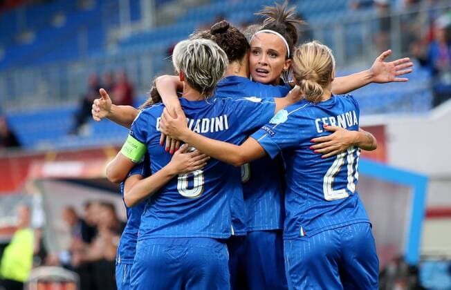 Niederlande, Tilburg, Willem II Stadion, 21.07.2017, Fußball, UEFA WEURO, Deutschland - Italien Bild: Torjubel um den Torschützin zum 1:1, Ilaria Mauro (Italy, 9) Copyright: HMBxMedia xHeikoxBecker