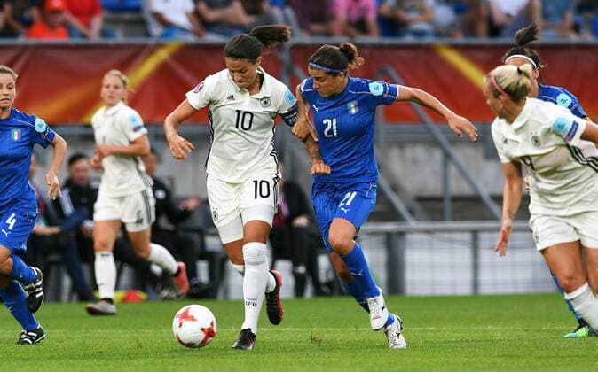 Fussball, Frauen, UEFA Europameisterschaft, EM 2017, Niederlande, Gruppe B, König-Wilhelm-II. Stadion Tillburg, Deutschland - Italien; Dzsenifer Marozsan (GER), Marta Carissimi (ITA), Aktion.