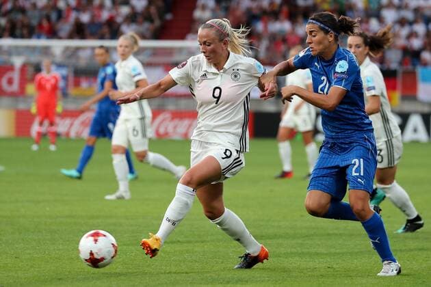 v.li.: Mandy Islacker (DFB-Frauen, 9), Marta Carissimi (Italien, 21), Zweikampf, Duell, duel, tackle, tackling, Dynamik, Action, Aktion, Fussball, UEFA Women s EURO 2017, Deutschland - Italien, xozx