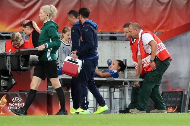 Ilaria Mauro (Italien, 9) wird verletzt vom Platz getragen, verletzt, Verletzung, injured, sporting injury, Fussball, UEFA Women s EURO 2017, Deutschland - Italien, xozx