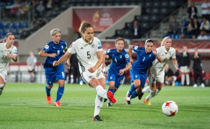 Bilder des Tages - SPORT Elfmetertor zum 2-1: Torschuetzin Babett Peter (GER) erzielt den Treffer. Vorrunde: England - Schottland in Tilburg am 21.07.2017. UEFA Fussball Frauen Europameisterschaft 2017 in den Niederlanden,