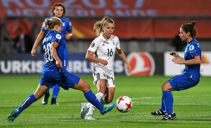 Fussball, Frauen, UEFA Europameisterschaft, EM 2017, Niederlande, Gruppe B, König-Wilhelm-II. Stadion Tillburg, Deutschland - Italien; Linda Dallmann (GER), Valentina Cernoia (ITA), Aktion.