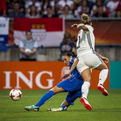 TILBURG - 21-07-2017. EK vrouwenvoetbal, Woman s Euro 2017, groepswedstrijd Duitsland - Italie. Duel met (L-R) Ilaria Mauro en Josephine Henning. Duitsland - Italie  Copyright: xToinxDamenx 1652301