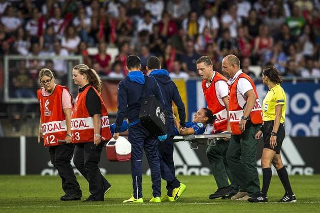 TILBURG - 21-07-2017. EK vrouwenvoetbal, Woman s Euro 2017, groepswedstrijd Duitsland - Italie. Ilaria Mauro gaat met blessure van het veld. Duitsland - Italie  Copyright: xToinxDamenx 1652302