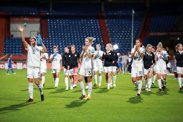Niederlande, Tilburg, Willem II Stadion, 21.07.2017, Fußball, UEFA WEURO, Deutschland - Italien Bild: Die Deutschen Spielerinnen bedanken sich bei den Fans Copyright: HMBxMedia xThomasxJäger