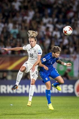 TILBURG - 21-07-2017. EK vrouwenvoetbal, Woman s Euro 2017, groepswedstrijd Duitsland - Italie. Kopduel met (L-R) Lena Petermann en Elena Linari. Duitsland - Italie  Copyright: xToinxDamenx 1652309