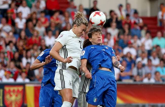 Niederlande, Tilburg, Willem II Stadion, 21.07.2017, Fußball, UEFA WEURO, Deutschland - Italien Bild: Kopfballduell zwischen Josephine Henning (Deutschland, 2) lk. und Elena Linari (Italy, 5) Copyright: HMBxMedia xHeikoxBecker