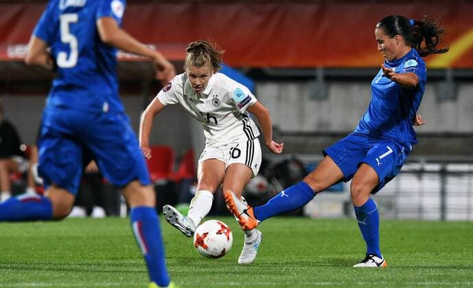 Fussball, Frauen, UEFA Europameisterschaft, EM 2017, Niederlande, Gruppe B, König-Wilhelm-II. Stadion Tillburg, Deutschland - Italien 2:1; Linda Dallmann (GER), Alia Guagni (ITA), Aktion.