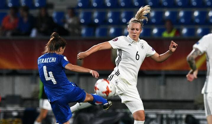 Fussball, Frauen, UEFA Europameisterschaft, EM 2017, Niederlande, Gruppe B, König-Wilhelm-II. Stadion Tillburg, Deutschland - Italien 2:1; Kristin Demann (GER), Daniela Stracchi (ITA), Aktion.