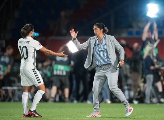 Nach dem Spielende: Dzsenifer Marozsan und Cheftrainerin Steffi Jones (vl beideGER) Vorrunde: Deutschland - Italien in Tilburg am 21.07.2017. UEFA Fussball Frauen Europameisterschaft 2017 in den Niederlanden,