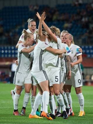 Jubel nach dem Elfmetertor zum 2-1: Leonie Maier, Isabel Kerschowski, Kathrin Julia Hendrich, Torschuetzin Babett Peter, Kristin Demann und Mandy Islacker (vl alleGER) feiern den Treffer. Vorrunde: Deutschland - Italien in Tilburg am 21.07.2017. UEFA Fussball Frauen Europameisterschaft 2017 in den Niederlanden,
