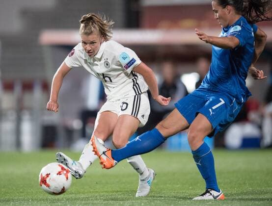 vl: Linda Dallmann (GER), Alia Guagni (ITA) Vorrunde: Deutschland - Italien in Tilburg am 21.07.2017. UEFA Fussball Frauen Europameisterschaft 2017 in den Niederlanden,