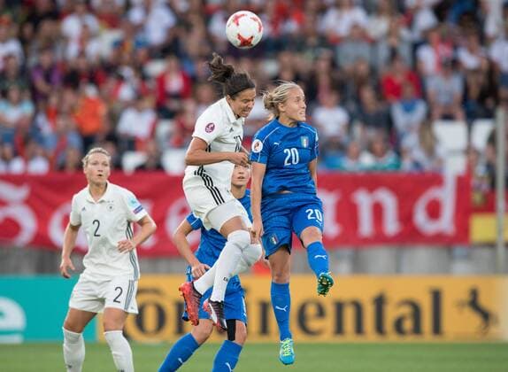 vl: Josephine Henning (GER), Dzsenifer Marozsan (GER), Valentina Cernoia (ITA). Vorrunde: Deutschland - Italien in Tilburg am 21.07.2017. UEFA Fussball Frauen Europameisterschaft 2017 in den Niederlanden,