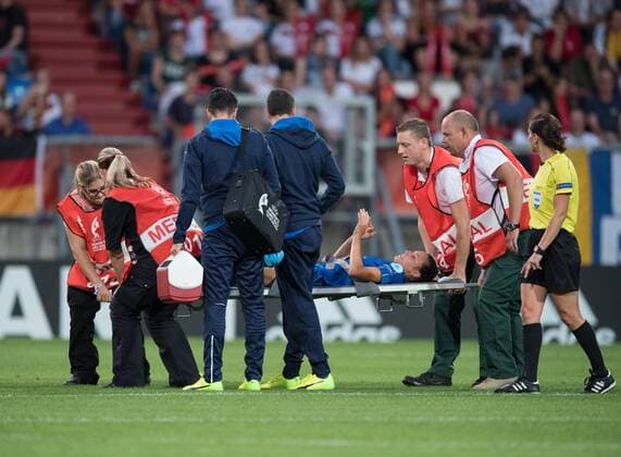 Ilaria Mauro (ITA) wird verletzt von Sanitaetern vom Spielfeld getragen. Vorrunde: Deutschland - Italien in Tilburg am 21.07.2017. UEFA Fussball Frauen Europameisterschaft 2017 in den Niederlanden,