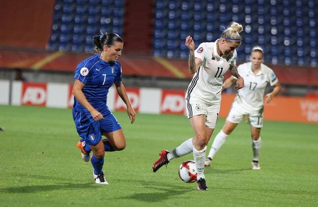 21.07.2017 xcex Niederlande, Holland, Deutschland, Italien, Tilburg, Fussball, Frauenfussball Womens Euro 2017, Frauenfussball EM, Europameisterschaft Deutschland gegen Italien Anja Mittag (Deutschland) gegen Alia Guagni (Italien)