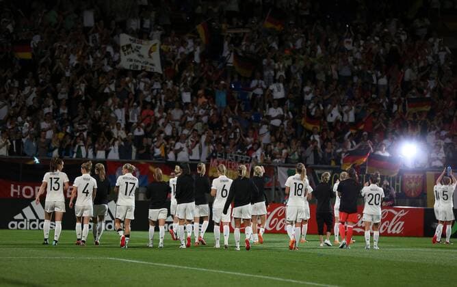 21.07.2017 xcex Niederlande, Holland, Deutschland, Italien, Tilburg, Fussball, Frauenfussball Womens Euro 2017, Frauenfussball EM, Europameisterschaft Deutschland gegen Italien die deutschen Spielerinnen lassen sich von den Fans feiern, Stimmung, Emotionen, Feier, Sieg