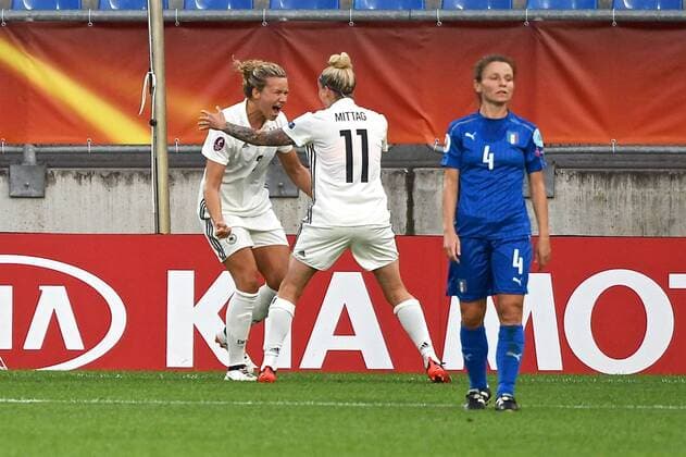 21.07.2017, Koenig Willem II Stadion, Tilburg, NED, UEFA Frauen EM 2017, Deutschland vs Italien, Gruppe B, im Bild Josephine Henning of Germany (left) celebrates scoring their first goal to make it Germany 1 Italy 0 Josephine Henning of Germany (left) celebrates scoring their first goal to make it Germany 1 Italy 0 during the group B match of UEFA Women s EURO 2017 between Germany and Italy at the Koenig Willem II Stadion in Tilburg, Netherlands on 2017 07 21. Tilburg  EP_fil  