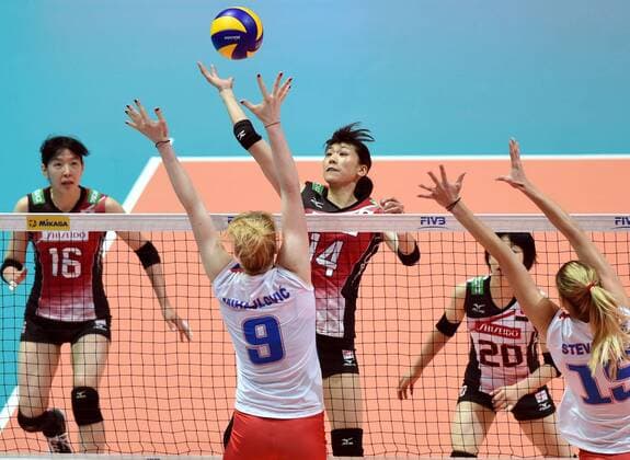 (170721) -- HONG KONG, July 21, 2017 -- Ayaka Matsumoto (Rear) of Japan competes during the match against Serbia at the FIVB World Grand Prix in Hong Kong, China, July 22, 2017. ) (SP)CHINA-HONG KONG-VOLLEYBALL-WORLD GRAND PRIX LoxPingxFai 