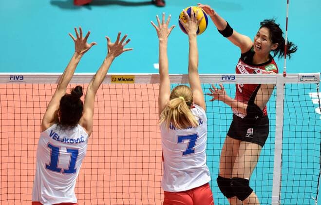 (170721) -- HONG KONG, July 21, 2017 -- Sarina Koga (R) of Japan competes during the match against Serbia at the FIVB World Grand Prix in Hong Kong, China, July 22, 2017. ) (SP)CHINA-HONG KONG-VOLLEYBALL-WORLD GRAND PRIX LoxPingxFai 