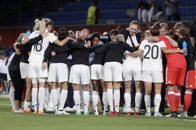 JONES Steffi Bundestrainerin Team Deutschland mit dem Team nach dem Sieg UEFA Frauen Fussball Europameisterschaften 2017 in Holland Spiel Deutschland-Italien 2 : 1 am 21. Juli 2017 in Tilburg 