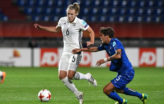 Fussball, Frauen, UEFA Europameisterschaft, EM 2017, Niederlande, Gruppe B, König-Wilhelm-II. Stadion Tilburg, Deutschland - Italien 2:1; Kristin Demann (GER), Elena Linari (ITA), Aktion.
