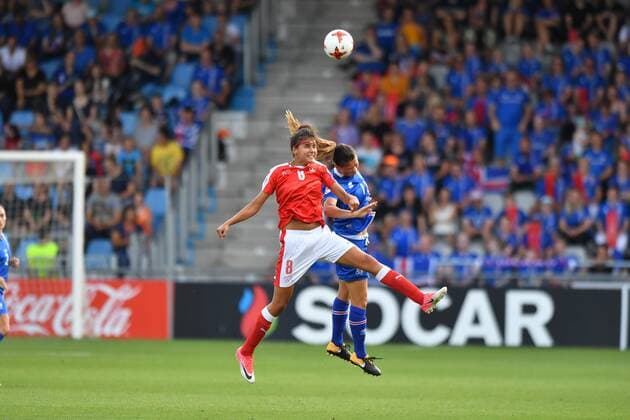 Cinzia Zehnder (Schweiz) (8) im Kopfballduell mit Sara Bjoerk Gunnarsdottir (Island , Iceland) (7), Fussball, UEFA Women s EURO 2017, Island - Schweiz, xmkx