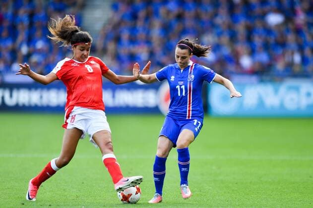 Cinzia Zehnder (Schweiz) (8) klärt fair vor Hallbera Gudny Gisladottir (Island , Iceland) (11), Fussball, UEFA Women s EURO 2017, Island - Schweiz, xmkx
