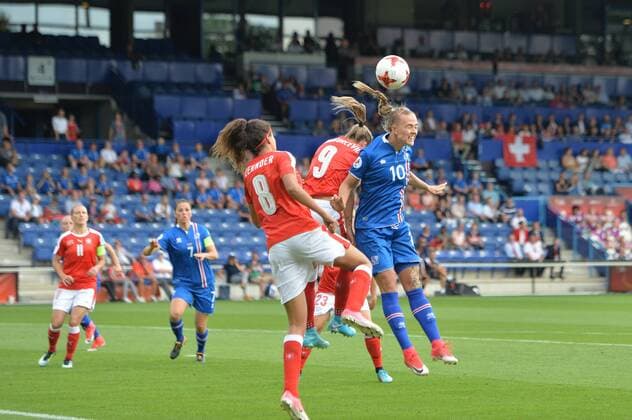 Dagny Brynjarsdottir (Island , Iceland) (10) gewinnt Kopfball gegen Ana-Maria Crnogorcevic (Schweiz) (9), Fussball, UEFA Women s EURO 2017, Island - Schweiz, xmkx