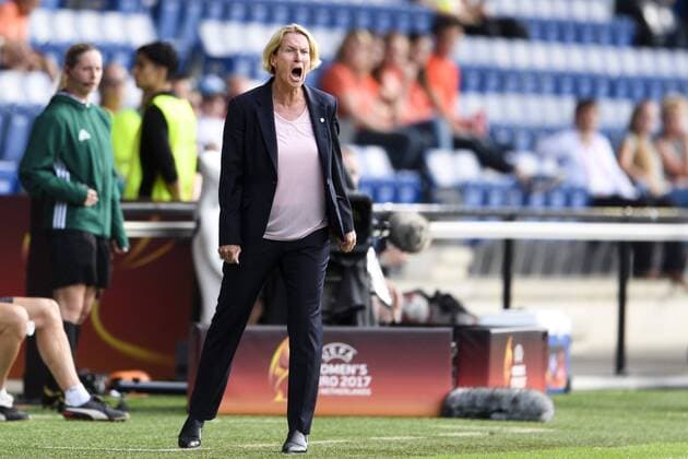 170722 Schweiz förbundskapten Martina Voss-Tecklenburg i matchen mellan Island och Schweiz under dag 7 av fotbolls-EM den 22 juli 2017 i Doetinchem.  Copyright: CARLxSANDIN BB170722CS040