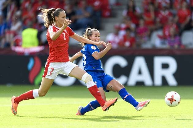 170722 Schweiz Jana Brunner i närkamp med Islands Fanndis Fridriksdottir som skjuter bollen till 1-0 i matchen mellan Island och Schweiz under dag 7 av fotbolls-EM den 22 juli 2017 i Doetinchem.  Copyright: CARLxSANDIN BB170722CS044