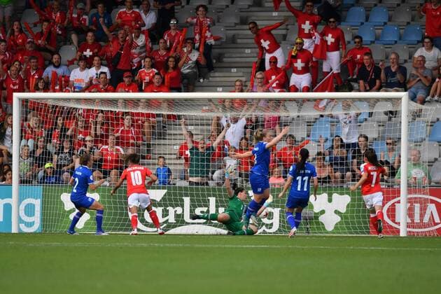 Kopfballtor zum 1:2 Ramona Bachmann (Schweiz) (10) - Gudbjoerg Gunnarsdottir (Torwart, Island , Iceland) (01) kann nichts machen, Fussball, UEFA Women s EURO 2017, Island - Schweiz, xmkx