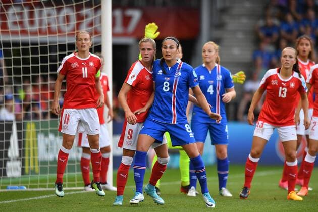 Ana-Maria Crnogorcevic (Schweiz) (9) und Sigridur Lara Gardarsdottir (Island , Iceland) (8) erwarten den Eckball, Fussball, UEFA Women s EURO 2017, Island - Schweiz, xmkx