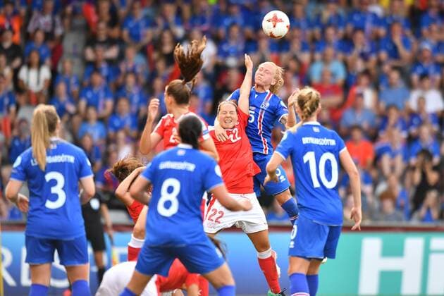 Duell in der Luft Vanessa Bernauer (Schweiz) (22) Gunnhildur Yrsa Jonsdottir (Island) (5), Fussball, UEFA Women s EURO 2017, Island - Schweiz, xmkx