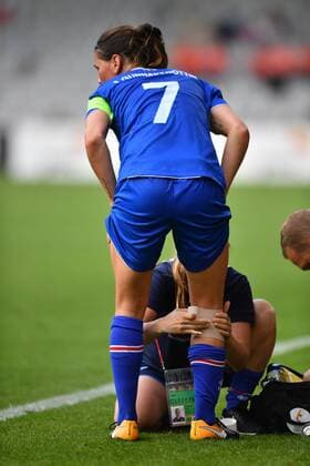 Sara Bjoerk Gunnarsdottir (Island , Iceland) (7) wird an der Seitenlinie bandagiert, Fussball, UEFA Women s EURO 2017, Island - Schweiz, xmkx