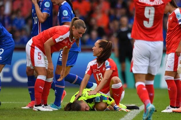 Gaelle Thalmann (Torwart,Schweiz) (1)nach Zusammenprall blutend am Boden Lia Joelle Waelti (Schweiz) (13) und Noelle Maritz (Schweiz) (5) kümmern sich um sie, Fussball, UEFA Women s EURO 2017, Island - Schweiz, xmkx
