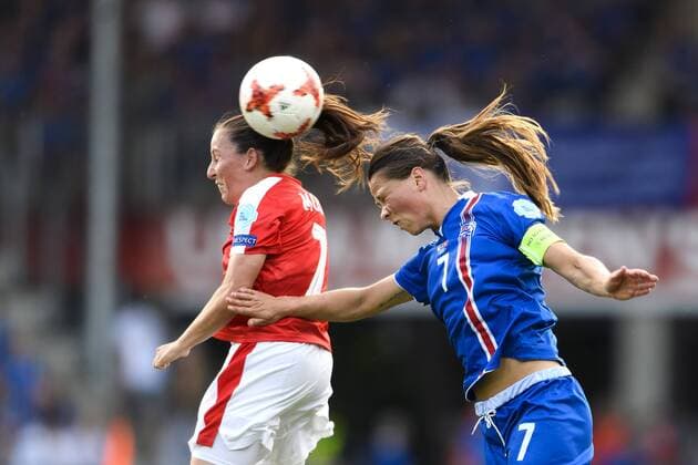 170722 Nickduell mellan Schweiz Martina Moser och Islands Sara Björk Gunnarsdottir i matchen mellan Island och Schweiz under dag 7 av fotbolls-EM den 22 juli 2017 i Doetinchem.  Copyright: CARLxSANDIN BB170722CS051