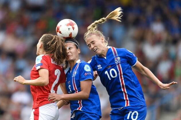 Bilder des Tages - SPORT 170722 Nickduell mellan Schweiz Jana Brunner, Islands Sigridur Gardarsdottir och Dagny Brynjarsdottir i matchen mellan Island och Schweiz under dag 7 av fotbolls-EM den 22 juli 2017 i Doetinchem.  Copyright: CARLxSANDIN BB170722CS052