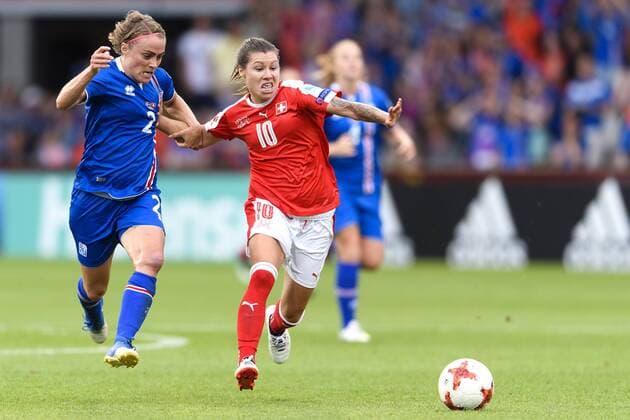 170722 Islands Sif Atladottir och Schweiz Ramona Bachmann i matchen mellan Island och Schweiz under dag 7 av fotbolls-EM den 22 juli 2017 i Doetinchem.  Copyright: CARLxSANDIN BB170722CS056