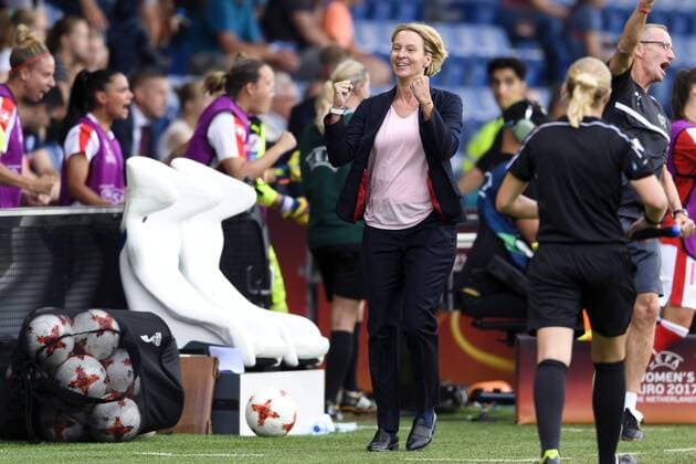170722 Schweiz förbundskapten Martina Voss-Tecklenburg jublar efter matchen mellan Island och Schweiz under dag 7 av fotbolls-EM den 22 juli 2017 i Doetinchem.  Copyright: CARLxSANDIN BB170722CS059