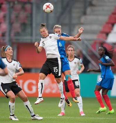 vl: Lisa Makas (AUT), Nicole Billa (AUT), Amandine Henry (FRA), Nina Burger (AUT) und Griedge Mbock Bathy (FRA) Vorrunde: Frankreich - Oesterreich in Utrecht am 22.07.2017. UEFA Fussball Frauen Europameisterschaft 2017 in den Niederlanden,