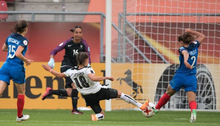 Grosse Torchance fuer Laura Feiersinger (AUT) gegen Torhueterin Sarah Bouhaddi (FRA) und Eve Perisset (2 FRA). Vorrunde: Frankreich - Oesterreich in Utrecht am 22.07.2017. UEFA Fussball Frauen Europameisterschaft 2017 in den Niederlanden,
