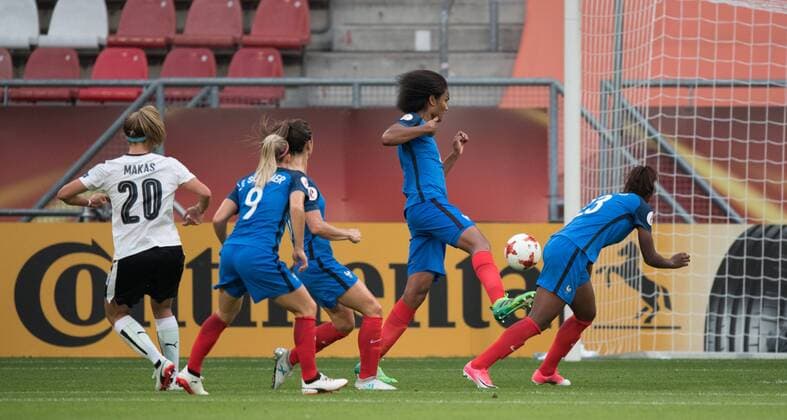 Tor zum 1-0: Torschuetzin Lisa Makas (20 AUT) erzielt den Treffer gegen Eugenie Le Sommer (9 FRA), Wendie Renard (3 FRA) und Onema Grace Geyoro (23 FRA) Vorrunde: Frankreich - Oesterreich in Utrecht am 22.07.2017. UEFA Fussball Frauen Europameisterschaft 2017 in den Niederlanden,