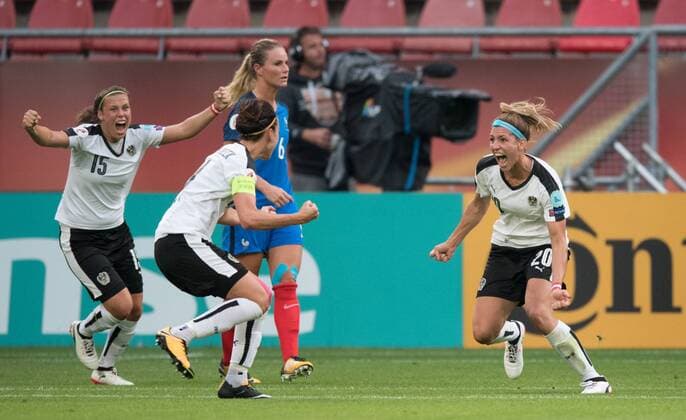 Jubel nach dem Tor zum 1-0: Nicole Billa, Viktoria Schnaderbeck und Torschuetzin Lisa Makas (all AUT). Mitte: Amandine Henry (6 FRA). Vorrunde: Frankreich - Oesterreich in Utrecht am 22.07.2017. UEFA Fussball Frauen Europameisterschaft 2017 in den Niederlanden,