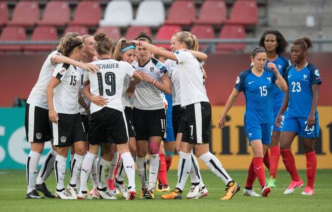 Jubel nach dem Tor zum 1-0: Torschuetzin Lisa Makas laesst sich feiern. re: Elise Bussaglia (15), Wendie Renard und Onema Grace Geyoro (23 FRA) Vorrunde: Frankreich - Oesterreich in Utrecht am 22.07.2017. UEFA Fussball Frauen Europameisterschaft 2017 in den Niederlanden,