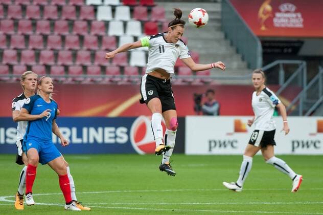 Viktoria Schnaderbeck (Österreich, Austria, 11) beim Kopfball, header, Fussball, UEFA Women s EURO 2017, Frankreich - Österreich, xobx