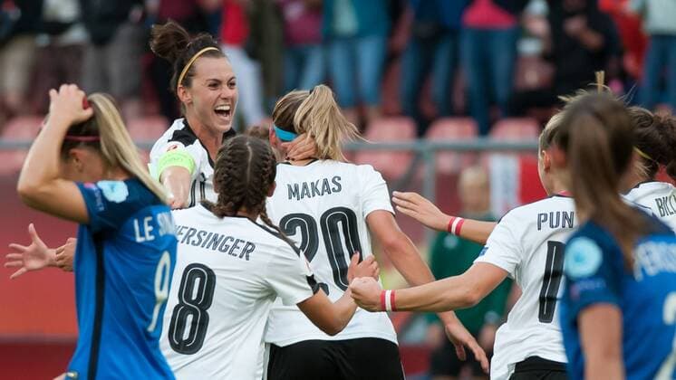 Die Spielerinnen von Österreich, The players of Austria mit Torjubel, Jubel, Freude über das Tor zum, goal celebration 0:1, Fussball, UEFA Women s EURO 2017, Frankreich - Österreich, xobx