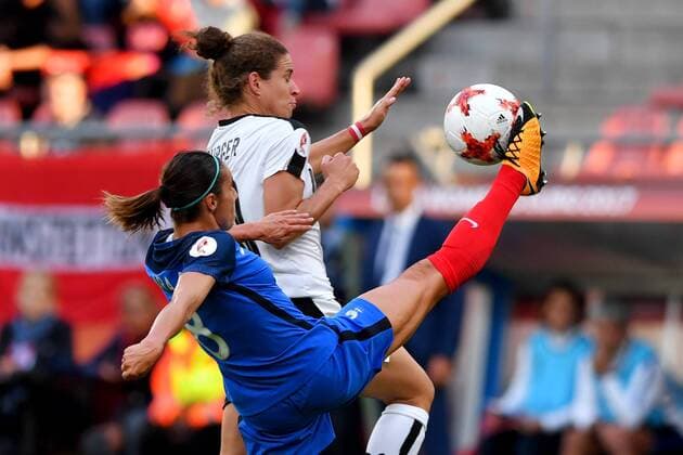 SOCCER - UEFA EURO EM Europameisterschaft Fussball 2017, FRA vs AUT UTRECHT,NETHERLANDS,22.JUL.17 - WOMEN SOCCER - UEFA Women s European Championship EM Europameisterschaft 2017, Group C, France vs Austria. Image shows Nina Burger (AUT) and Jessica Houara-D™Hommeaux (FRA). GEPAxpictures xFlorianxErtl