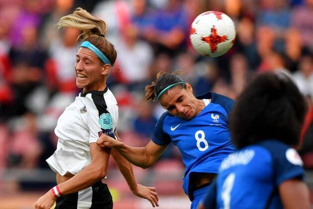 SOCCER - UEFA EURO EM Europameisterschaft Fussball 2017, FRA vs AUT UTRECHT,NETHERLANDS,22.JUL.17 - WOMEN SOCCER - UEFA Women s European Championship EM Europameisterschaft 2017, Group C, France vs Austria. Image shows Lisa Makas (AUT) and Jessica Houara-D™Hommeaux (FRA). GEPAxpictures xFlorianxErtl